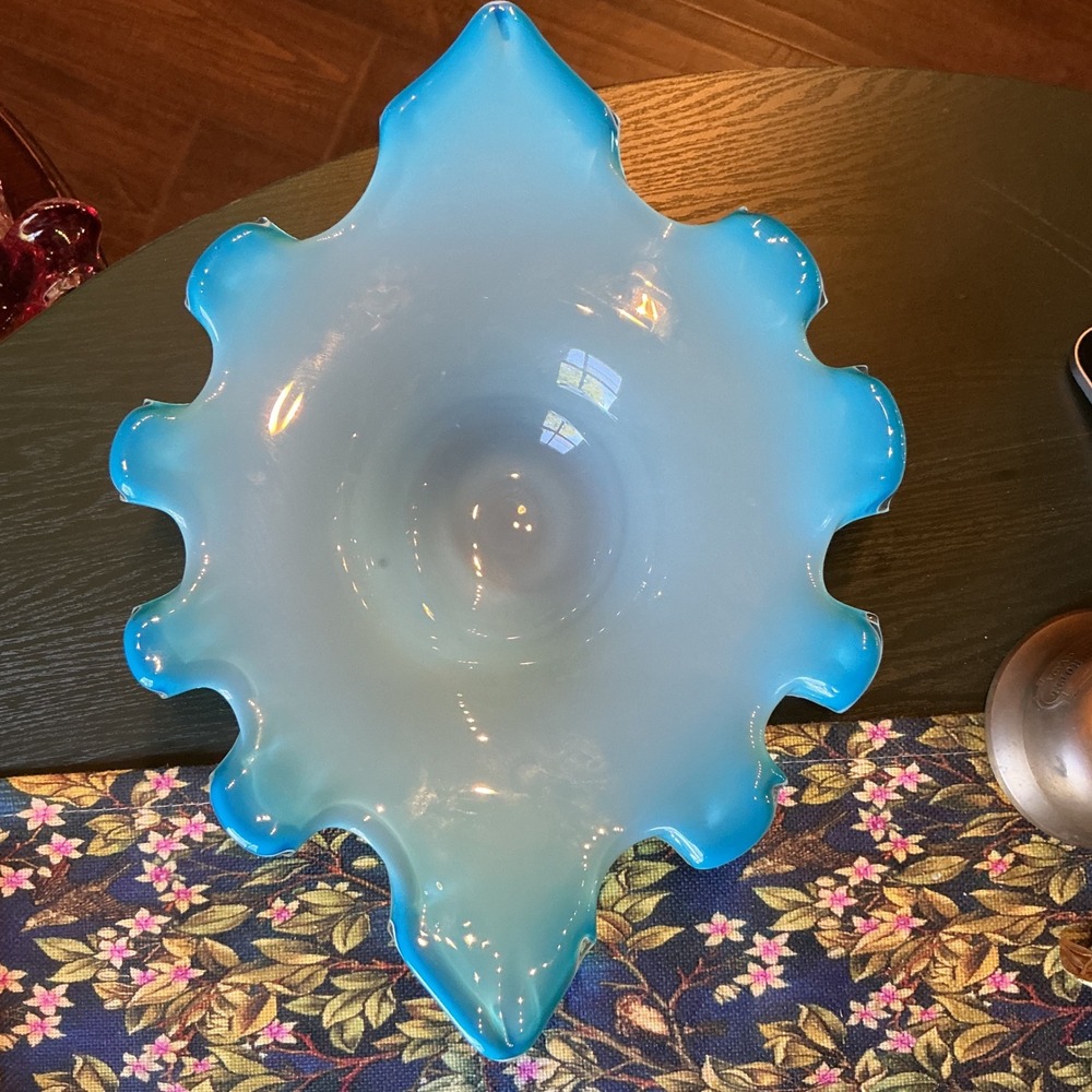 Tozai Home Blue White Cased Art Glass Ruffled Finger‎ Rim Centerpiece Bowl